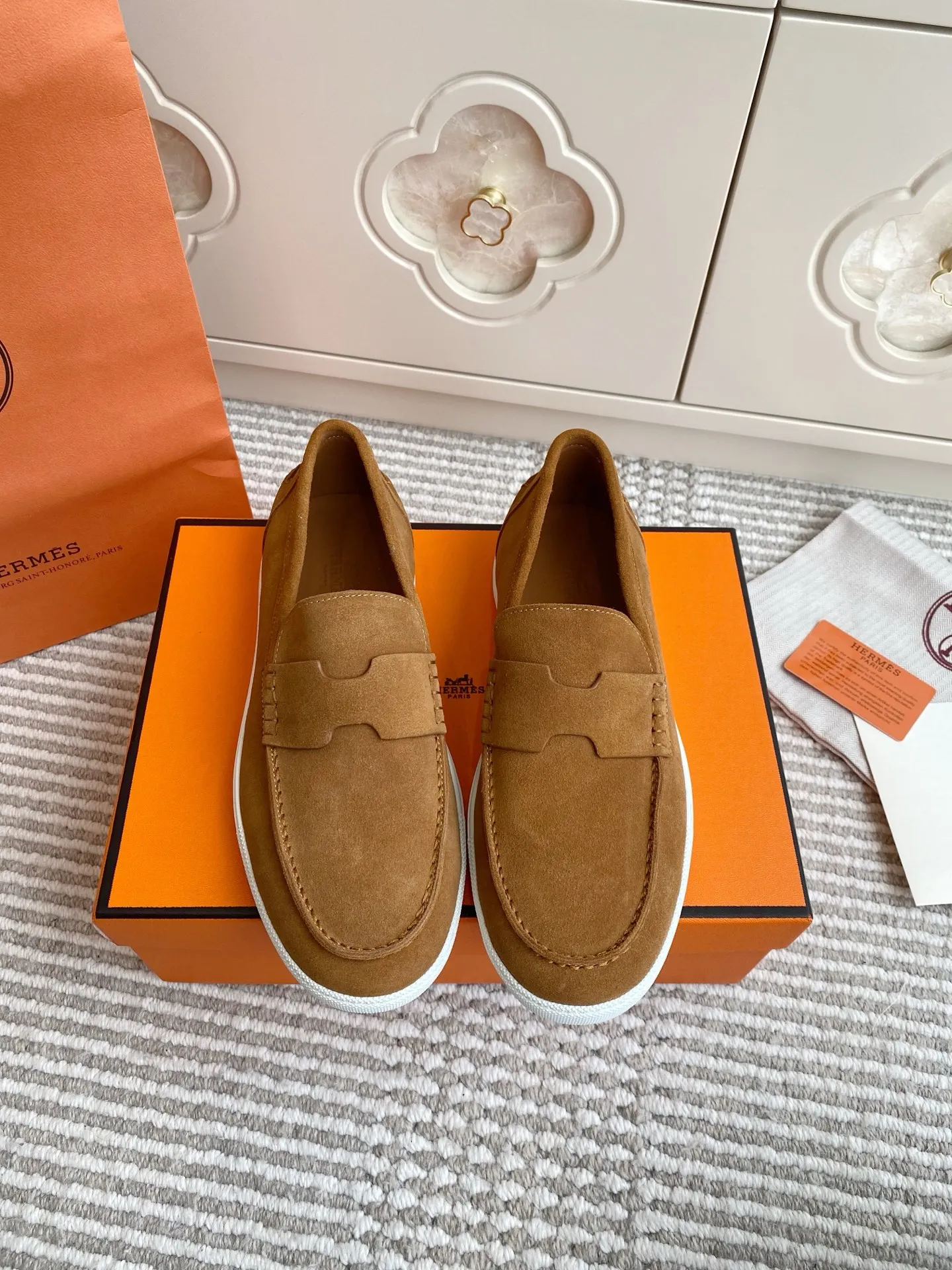 p560✨Hermes Couple Loafers｜Walking in the urban high-end, easily wearing Hermès temperament✨Who says luxury and comfort can’t have both?  This pair of H’s classic loafers really does it!  ▪️"Customized imported Yangjing fabric" is soft and delicate ▪️"Full sheepskin lining" + "soft-soled shoes" design. Your feet will be healed the moment you put them on~ It's like stepping on clouds☁️You won't feel tired after walking all day!  The iconic "H" buckle is low-key and luxurious. It is matched with a rubber outsole. It is lightweight and stylish. Whether you are commuting or shopping, you can easily achieve casual urban style🏙 Can be worn by couples. Full range of sizes, girls 35-41 | boys 39-45. Wear them together when going out. Sweet and high-end💑 Original mold opening. Details are in place. Those who understand will be attracted at a glance ️❤️ #Hermès loafers #coupleshoes #lightweight and versatile shoes